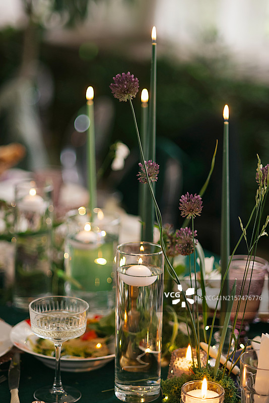 婚礼或生日的蜡烛餐桌装饰图片素材