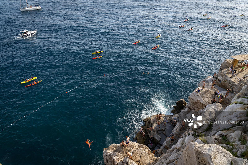 克罗地亚杜布罗夫尼克城墙下亚得里亚海皮划艇图片素材