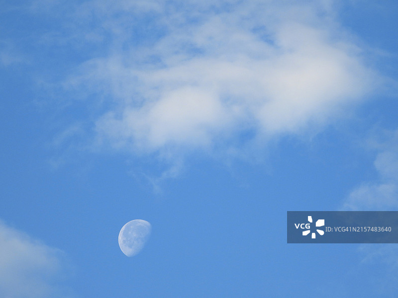 天空中的蓝月亮图片素材