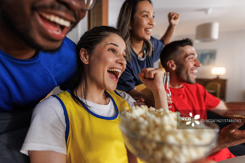 为团队加油的快乐朋友们图片素材