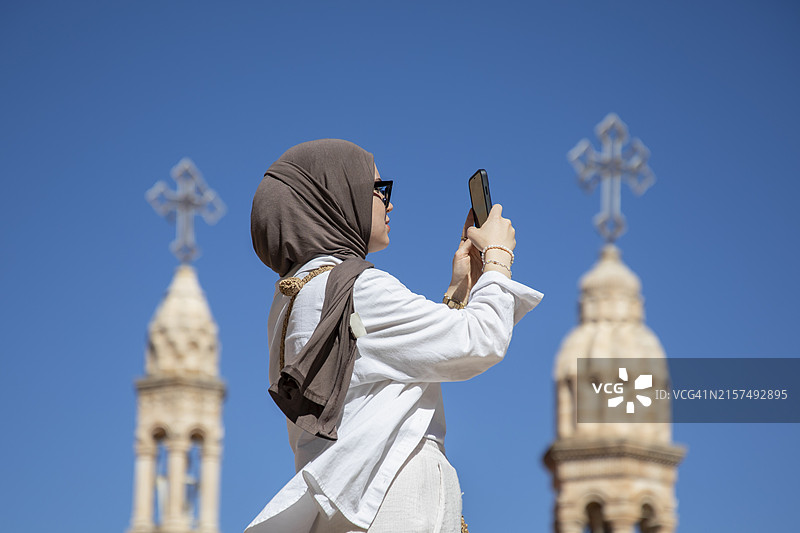 在土耳其马尔丁，一位游客在教堂前拍照图片素材