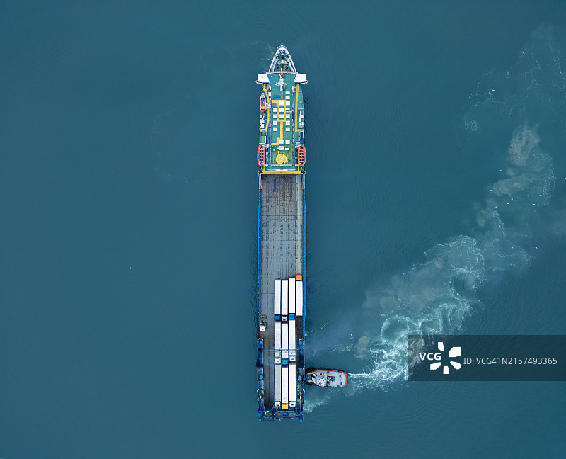 滚装船驶入港口图片素材