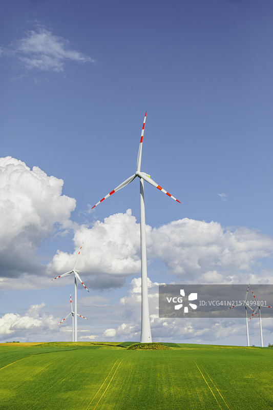乡村绿色田野上的环保风力涡轮机发电图片素材
