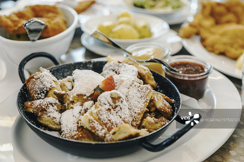 维也纳餐厅供应的传统奥地利 Kaiserschmarrn 甜点图片素材