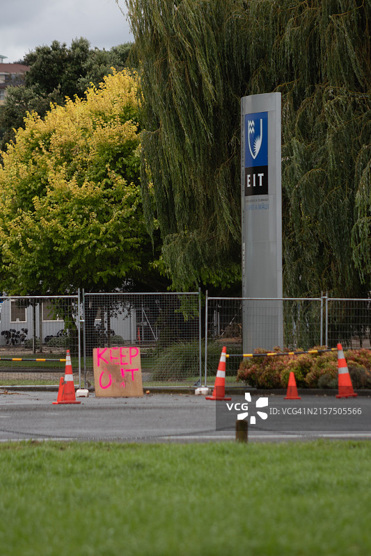 加布里埃尔飓风过后，东部理工学院外的“禁止入内”标志图片素材