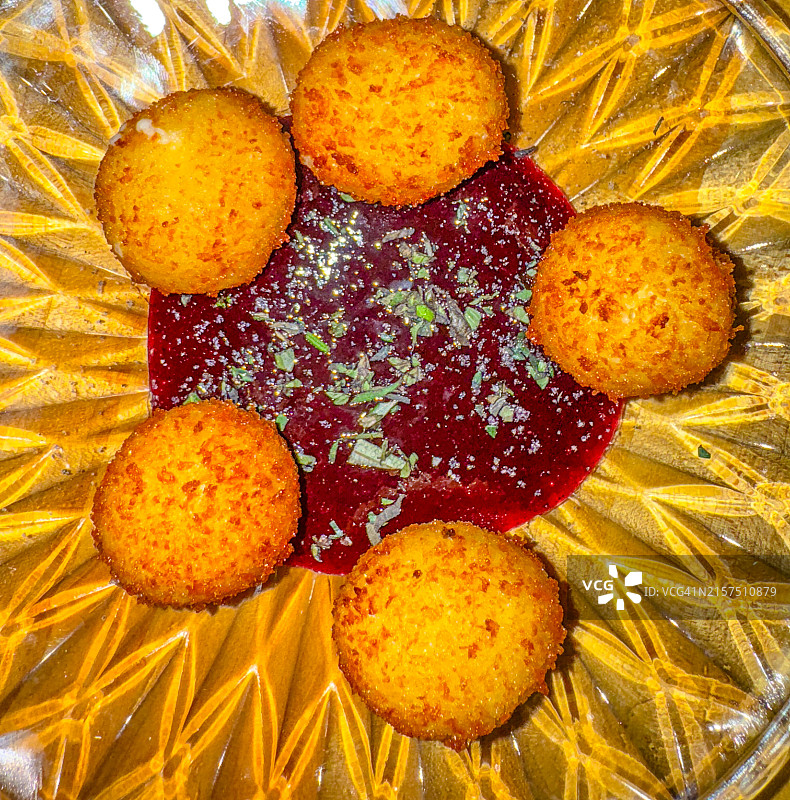 蓝莓果酱山羊奶酪油炸饼图片素材