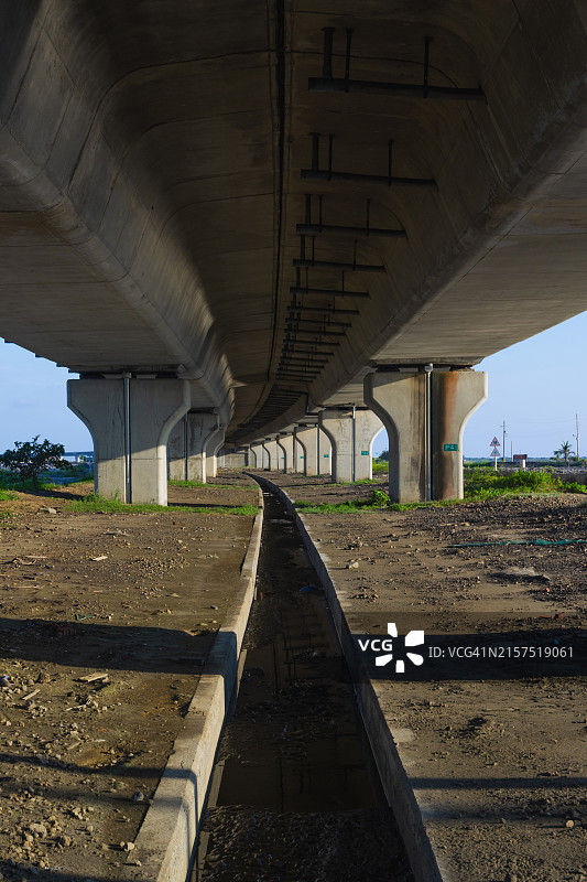 午后高架桥下图片素材
