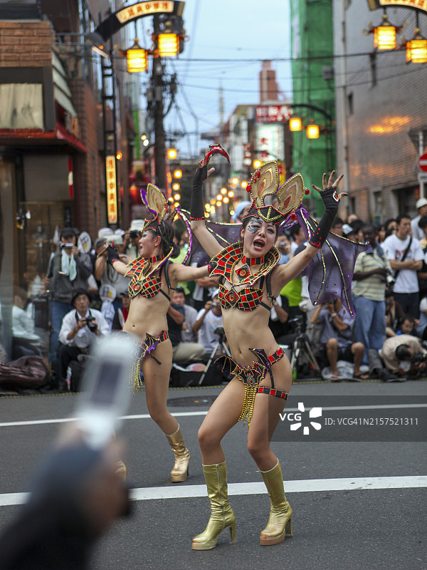 浅草桑巴嘉年华的动感表演者图片素材