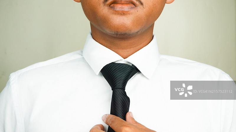 系黑色领带、穿白色正装衬衫的男士半身像图片素材