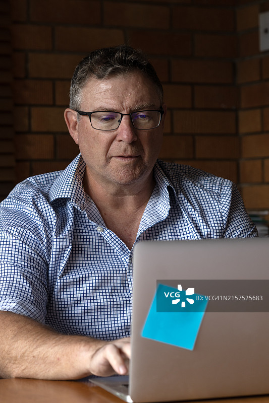 使用带蓝色便签的笔记本电脑的商人图片素材