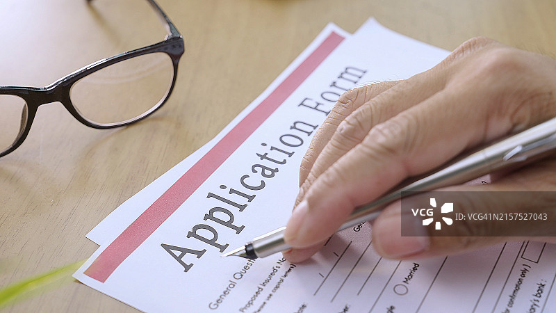 商人手填申请表图片素材