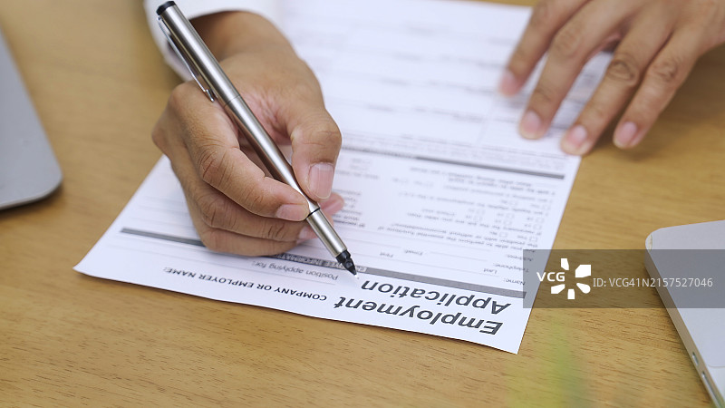 手持笔填写申请表图片素材