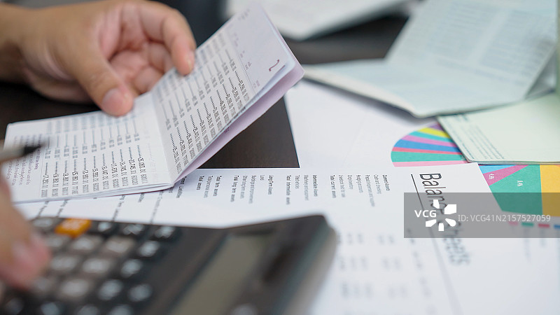 计算器和文件上的财务审查图片素材