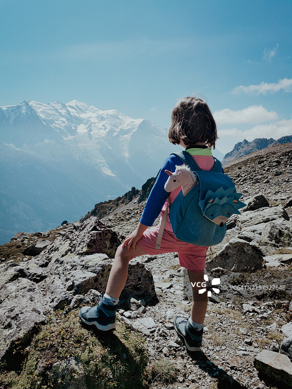 勃朗峰上的小徒步者图片素材