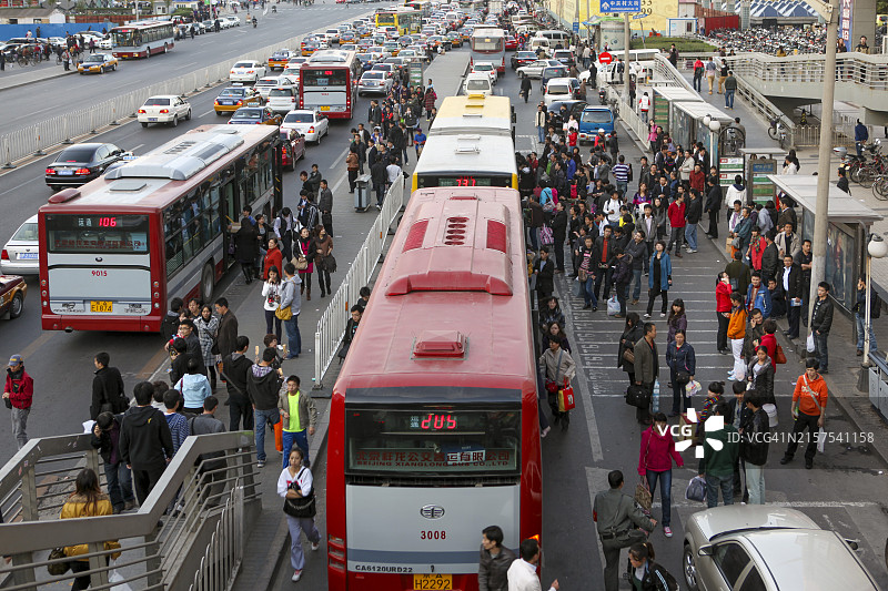 2010年北京海淀区中关村繁忙的巴士站图片素材