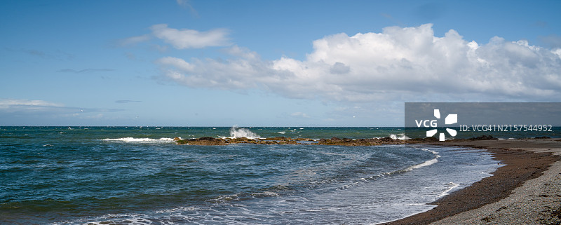 延伸至克莱德湾的岩石沙嘴，位于苏格兰巴兰特雷图片素材