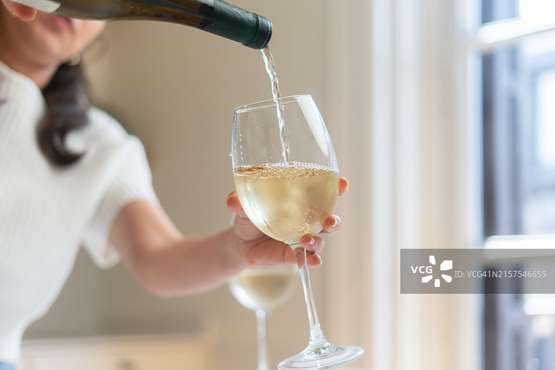 倒酒入杯图片素材