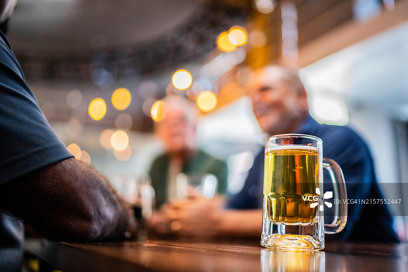 桌子上啤酒杯的特写图片素材