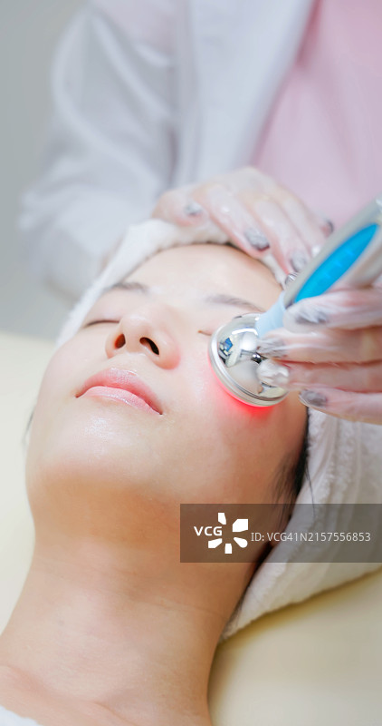 亚洲美容师使用美容设备图片素材