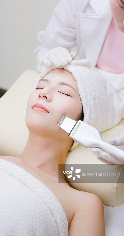 亚洲美容师使用美容工具图片素材