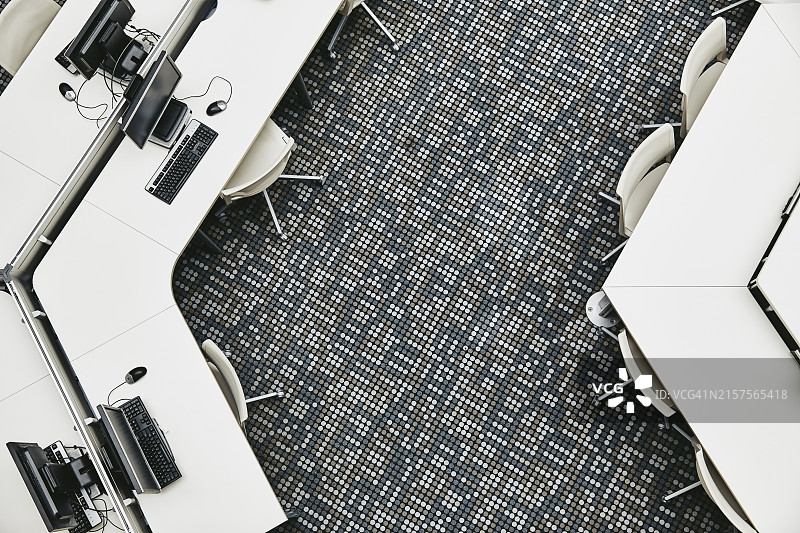 医疗诊所中的办公桌高角度视图图片素材