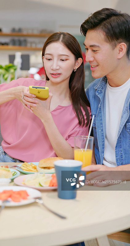 用手机拍照的情侣图片素材