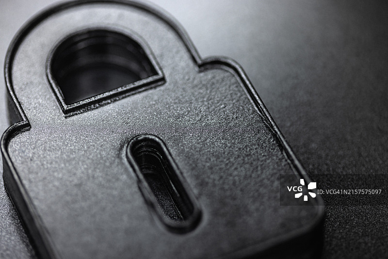 数字安全概念。数据保护技术。深色背景上的锁图标。具有复制空间的简约设置。用深色石墨金属漆绘制的元素图片素材