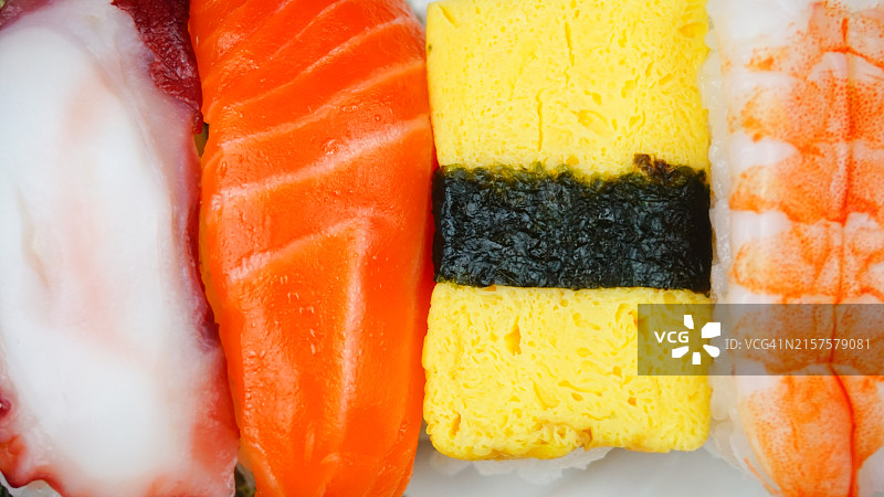 章鱼、三文鱼、虾和鸡蛋寿司特写镜头图片素材