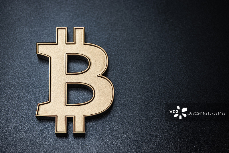 数字钱包与加密货币概念：金色比特币图标图片素材