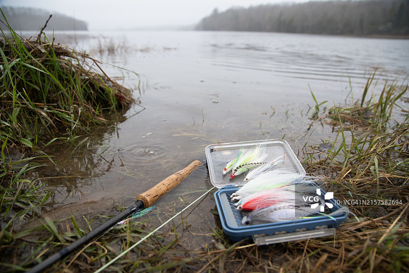 条纹鲈鱼钓鱼蝇和鱼竿图片素材