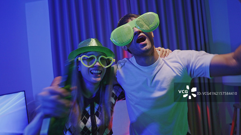 情侣在家庭聚会上戴着有趣的眼镜图片素材