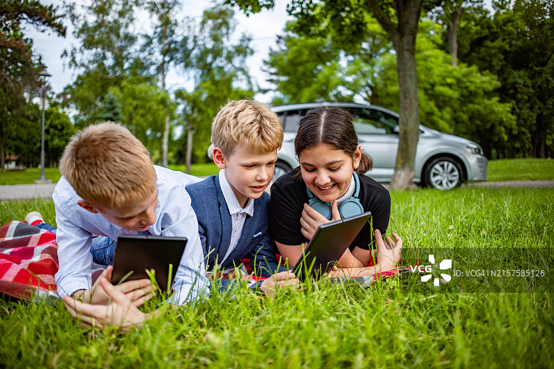 使用车载WiFi数字平板电脑的现代白人学生图片素材