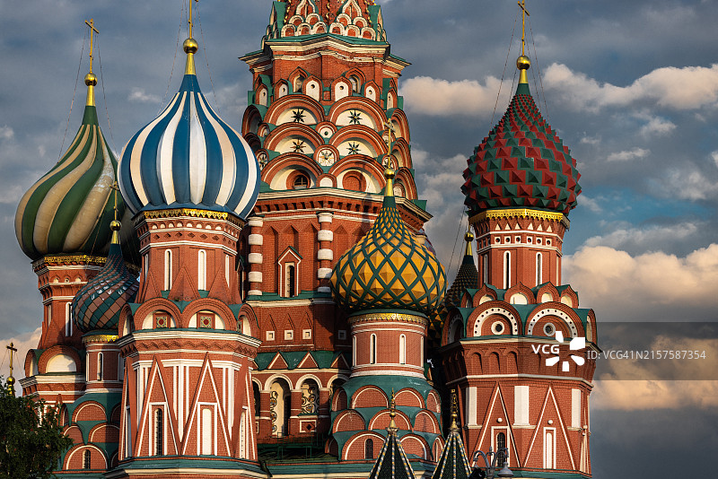 俄罗斯莫斯科圣瓦西里大教堂的圆顶和建筑细节（黄金时段拍摄）图片素材
