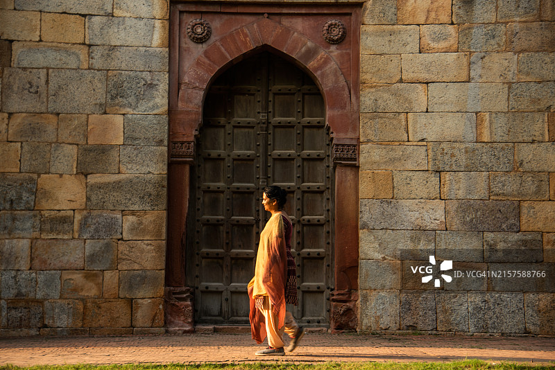 德里旧堡的游客参观图片素材