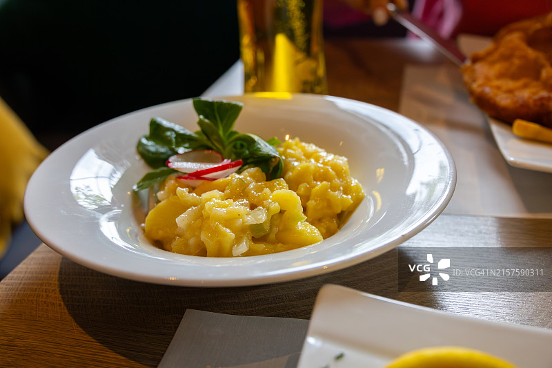 奥地利土豆沙拉与啤酒图片素材