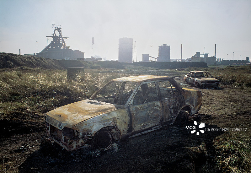 遭破坏和烧毁的废弃汽车图片素材