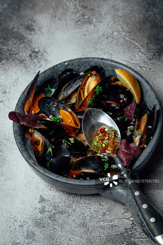 香料酱汁炸贻贝图片素材