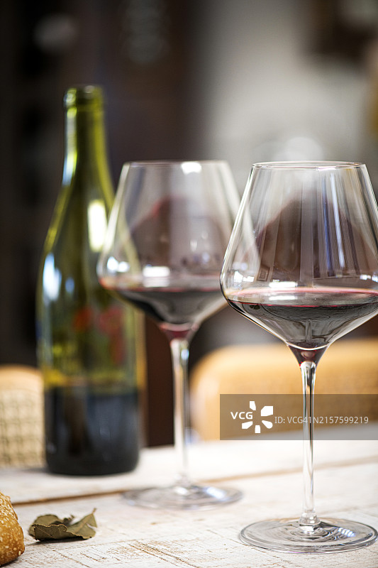 饮用葡萄酒图片素材