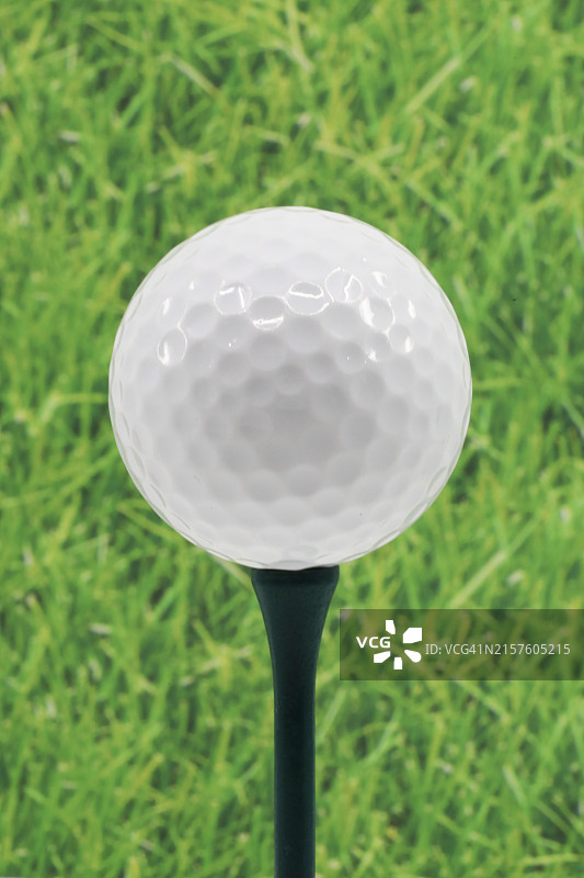 球座上白色高尔夫球特写图片素材