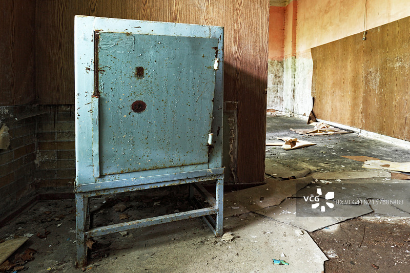 废弃办公室房间里的旧保险箱图片素材