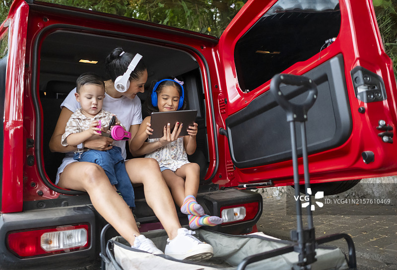 妈妈和孩子们互动使用科技产品图片素材