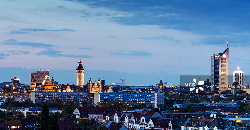 蓝色时刻的莱比锡城市天际线（萨克森州，德国）图片素材