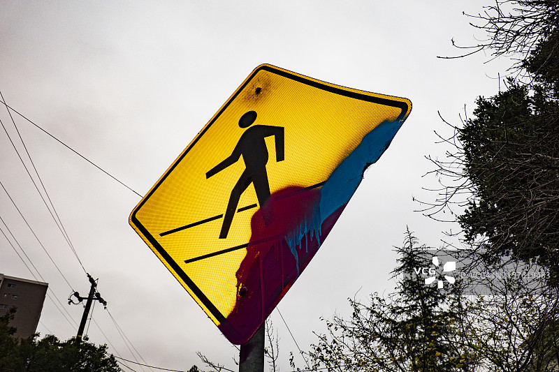 损坏的行人通道标志图片素材