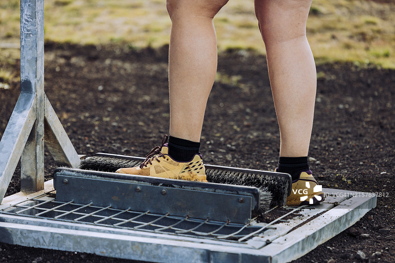 在夏威夷，女人使用步道起点处的靴子刷图片素材