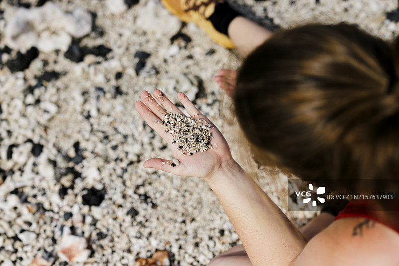 夏威夷白色沙滩上的拾荒者图片素材