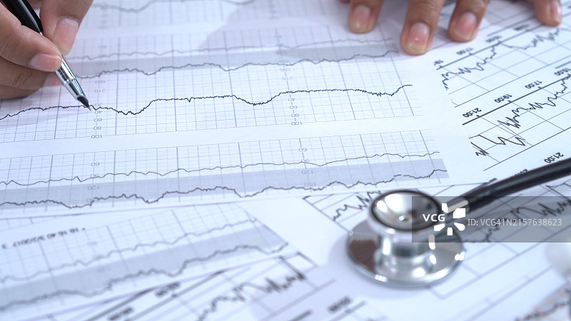 医生查看心电图心跳图图片素材
