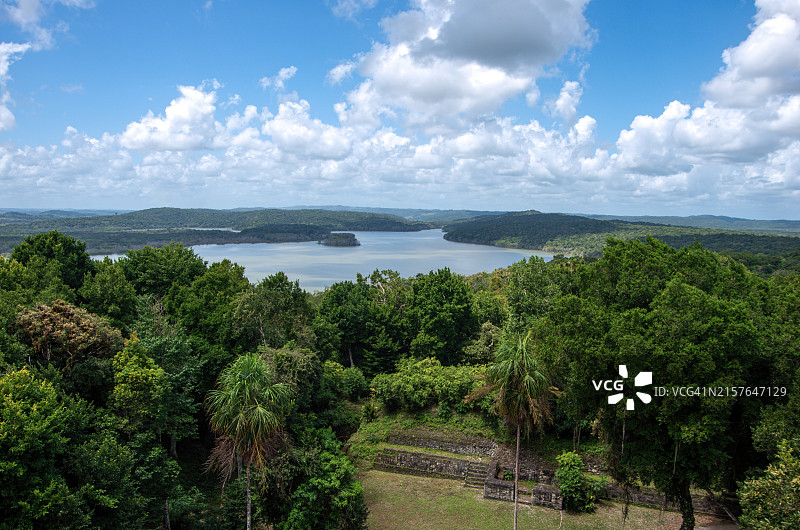亚什哈考古遗址眺望亚什哈湖，危地马拉弗洛雷斯图片素材