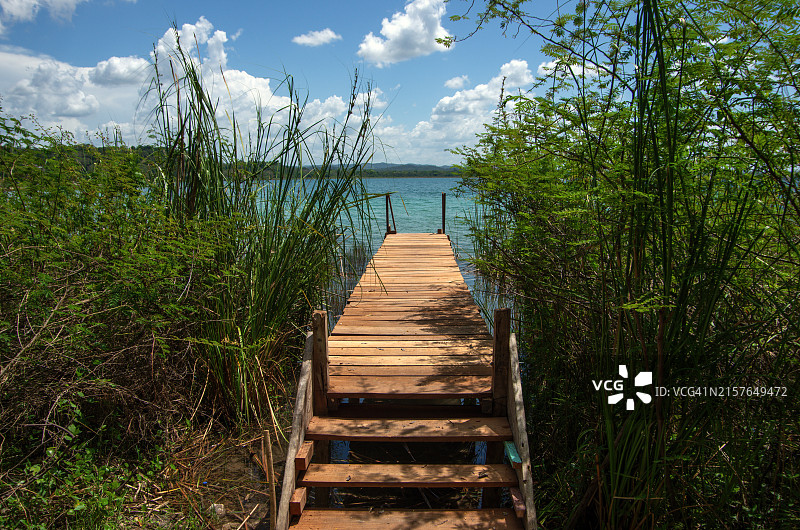 危地马拉佩滕省弗洛雷斯雷马特镇的佩滕伊察湖图片素材