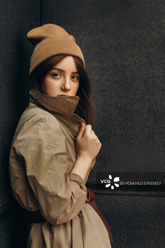戴着秋帽和穿着雨衣的美丽女孩肖像图片素材