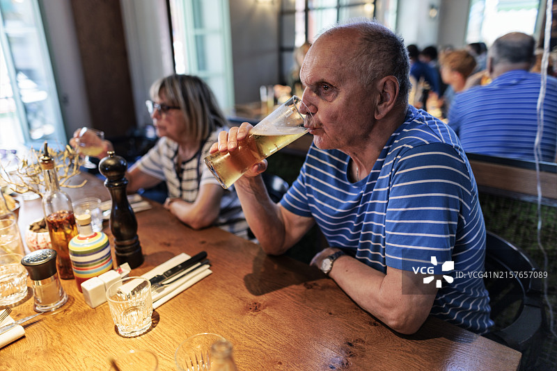 多代同堂家庭在餐厅等餐图片素材